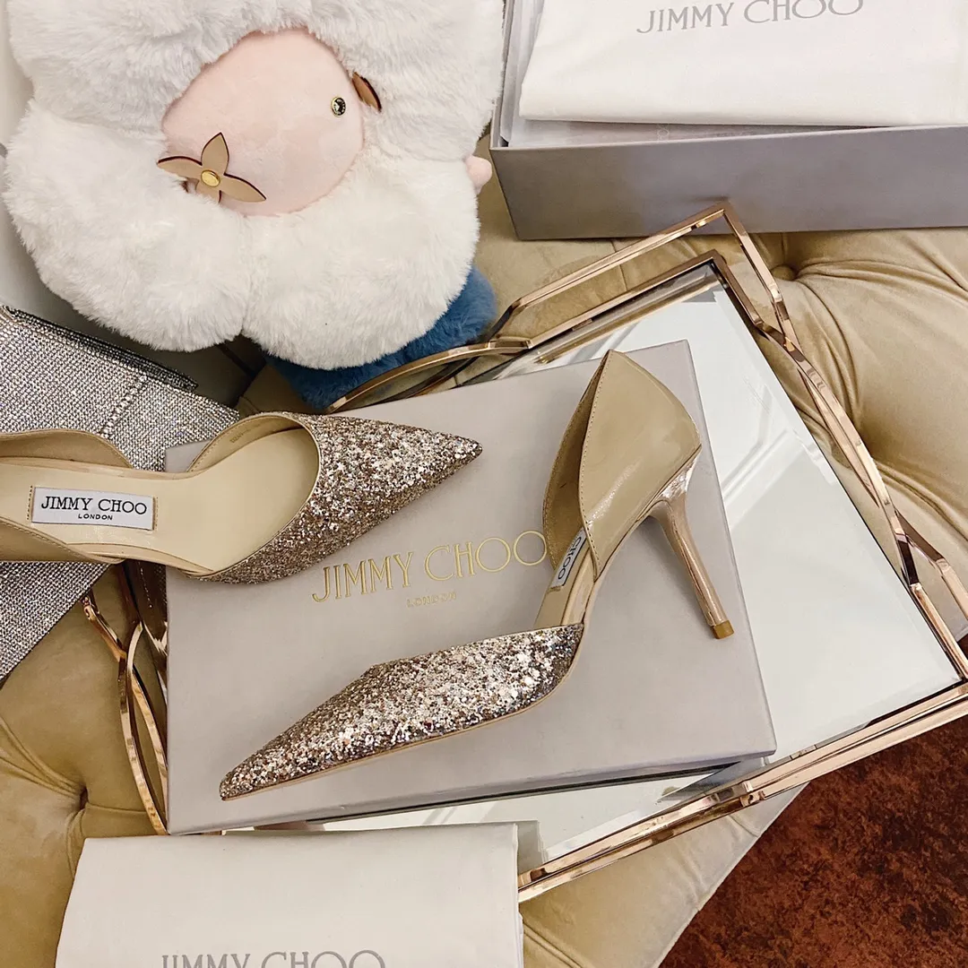 👟👟Ex-factory price 520👟👟 JIMMY CHOO A pair of high heels that can conquer all men👠Easy to wear and versatile, a must-have item for the annual meeting🥂Bilng Bilng is so beautiful that no one can take your breath away Material: Special Crete spliced cow patent leather ➰🍸Sheepskin lining Italian leather outsole Available in three colors: black, nude, silver Size: 34-42 With a height of 8cm, it is packaged simultaneously at the counter!